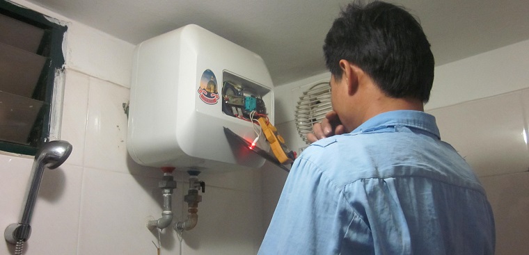 Đèn bình nóng lạnh sáng nhưng nước trong bình không nóng là vấn đề phức tạp cần liên hệ thợ sửa chuyên nghiệp để được hỗ trợ.