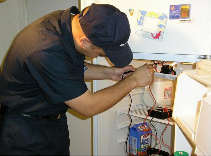 Điện Lạnh Bách Khoa chuyên sửa tủ lạnh tại nhà, nhanh chóng khắc phục sự cố với giá cả hợp lý nhất 